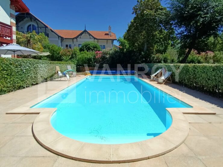 Nouveau prixVendu par VANROY Immobilier !Arcachon – Ville d’hiver / T2 avec terrasse et jardin dans copropriété avec piscine